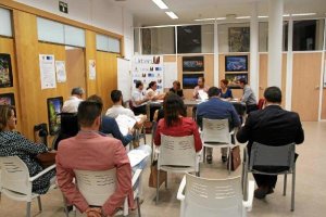 Imagen de la apertura de los sobres de los que presentaron su candidatura. 