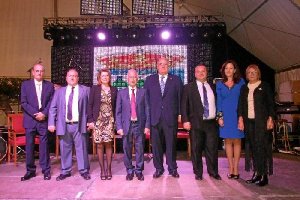 El alcalde de Gádor, Eugenio Gonzálvez; y su equipo de Gobierno, junto al presidente de la Diputación, Gabriel Amat.