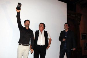 Rodolfo Sancho recogiendo el galardón dedicado a su padre, Sancho Gracia.