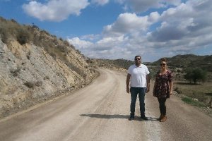 El concejal Francisco MArtínez y la edil Noelia García en el camino.