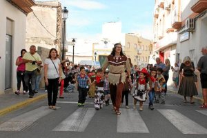 Un pasacalles por Tabernas sirve para abrir hoy el Almería Western Film Festival.