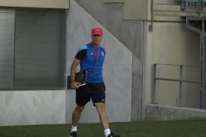 Miguel Rivera saltando al campo principal.