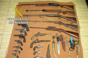 Armas intervenidas por la Guardia Civil.