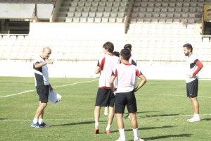 Ordenando tácticamente a sus jugadores.