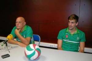 Piero Molducci y su capitán Almansa en rueda de prensa.