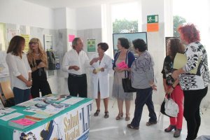 La delegada de Salud, Gracia Fernández, visita la Bola Azul en la Semana de la Salud Mental.