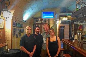 El actor Iain Glen con el equipo del restaurante. (Foto: @Rest_La_Encina)
