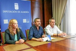 Juan Antonio Lorenzo, acompañado de Teresa Piqueras y Marcelo López. 