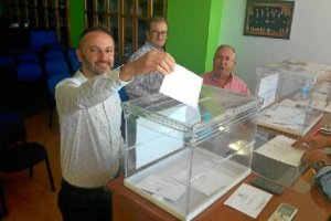 El delegado Miguel Ángel Tortosa vota en las elecciones