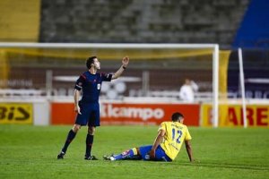 De la Fuente Ramos arbitrando en Gran Canaria.