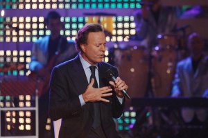 Julio Iglesias en una de sus actuaciones