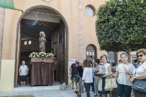 Vecinos esperando la bendición / Pedro Soler