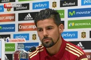 Nolito disfruta con el himno de España.
