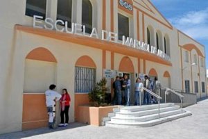 La Escuela de Andalucía del Mármol se encuentra en Fines