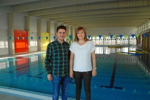 La alcaldesa y la concejala en la piscina cubierta.