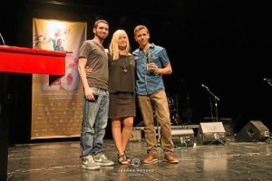 Pepe Botías (dcha.) con el premio RTVA en Cabra. (Foto: Juanma Moreno)