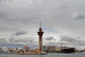 Vista del Muelle de Levante en el Puerto de Almería.