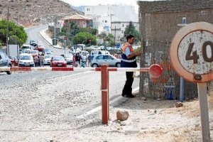 Barrera de acceso a las playas de Poniente de San José.