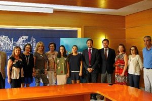 La firma del convenio contó con representantes de los comerciantes, Cajamar y del Ayuntamiento. 