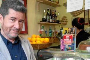 Santos afirma en su libro que la Transición se hizo en los bares, las calles y las camas. 