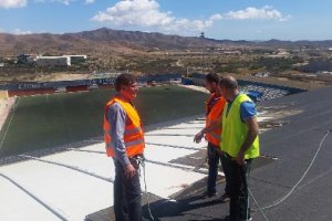 Alcalde y concejal sobre la cubierta de Las Ventas.