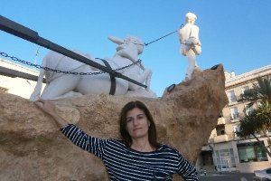 La escultora Isabel Oller junto a su obra, el homenaje al arriero albojense.