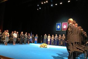 Escenario del Auditorio Maestro Padilla con premiados y autoridades