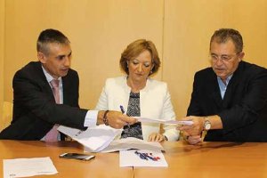 La consejera ha estado presente en la firma del acuerdo.