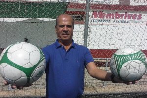 Posa para LA VOZ en el campo de Los Molinos, donde juega su hijo.