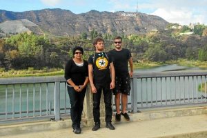 El almeriense, junto a dos compañeros de clase, con Hollywood al fondo.