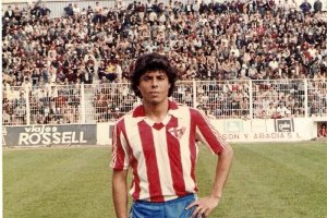 Paquito con la rojiblanca del Almería.