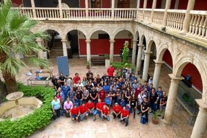 Foto de familia en la Escuela de Artes.