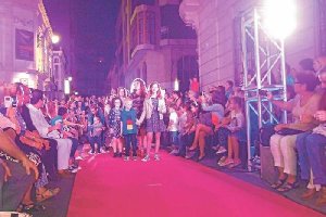 La calle Navarro Rodrigo se llenó de moda infantil.