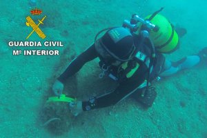 Un agente del GEAS mide el proyectil