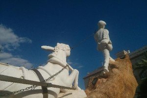 La escultura del arriero sin la oreja derecha, tras sufrir el acto vandálico.