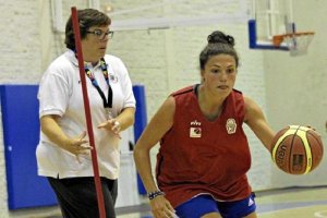 Bea con su entrenadora en plena tarea.