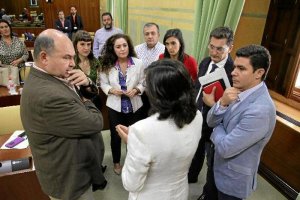 Rosa Aguilar charlando ayer en con Lucía Ayala y José Luis Sánchez Teruel, entre otros. 