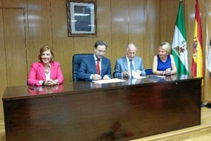 El consejero de Fomento y el alcalde firmaron la modificación.