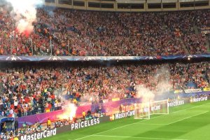 Aficionados del Benfica lanzando bengalas.