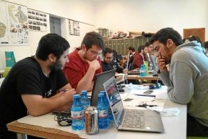 Un equipo de hackers trabaja en un proyecto durante el Hackatón desarrollado el año pasado en Almería.
