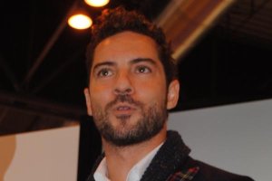 David Bisbal con un mortero de mármol.