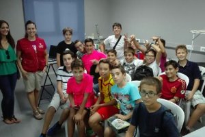 Participantes en el taller de robótica.