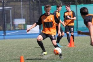 Corona en su primer entrenamiento con el Brisbane Roar.