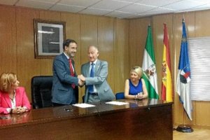 Apretón de manos tras la firma del convenio.