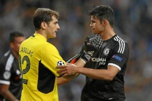 Casillas y Diego Costa se saludan.