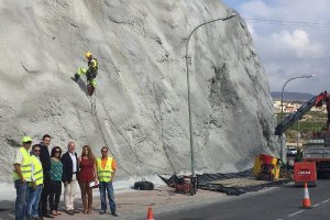 Alcalde y ediles junto al delegado de Fomento durante su visita a la localidad.