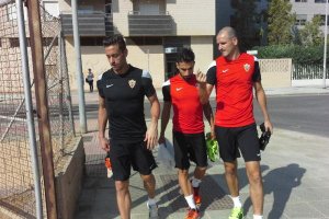 Un grupo de jugadores llegando al campo.