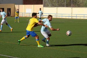 Gabri conduce la pelota.
