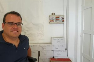 Eugenio con algunos de los libros que recoge
