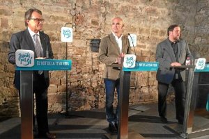 Artur mas en comparecencia con Oriol Junqueras (ERC) y Raúl Romeva, cabeza de lista de la plataforma Junts pel Sí (JxSí) en uno de los actos de campa